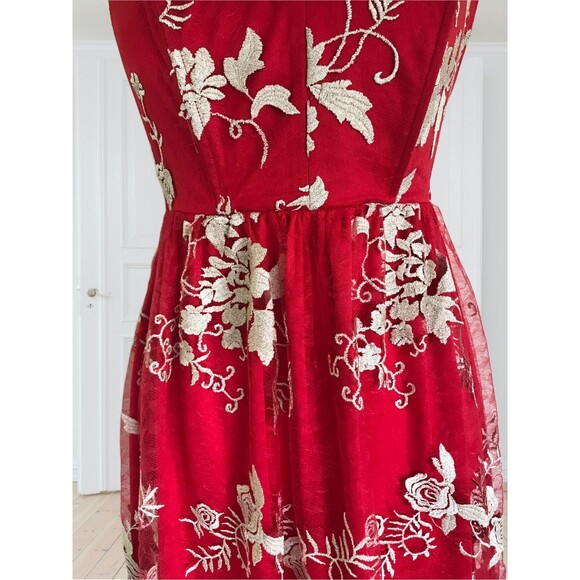 Voom by Joy Han dress. Red halter-style dress with intricate gold floral Size XS - Picture 6 of 9